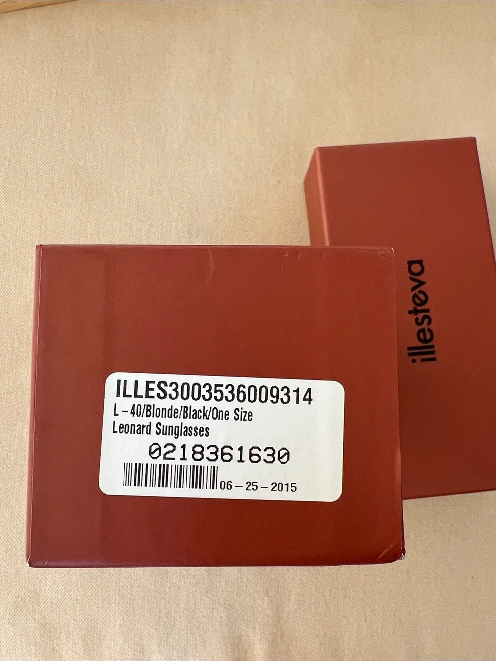illesteva Sunglasses Box - with Logo